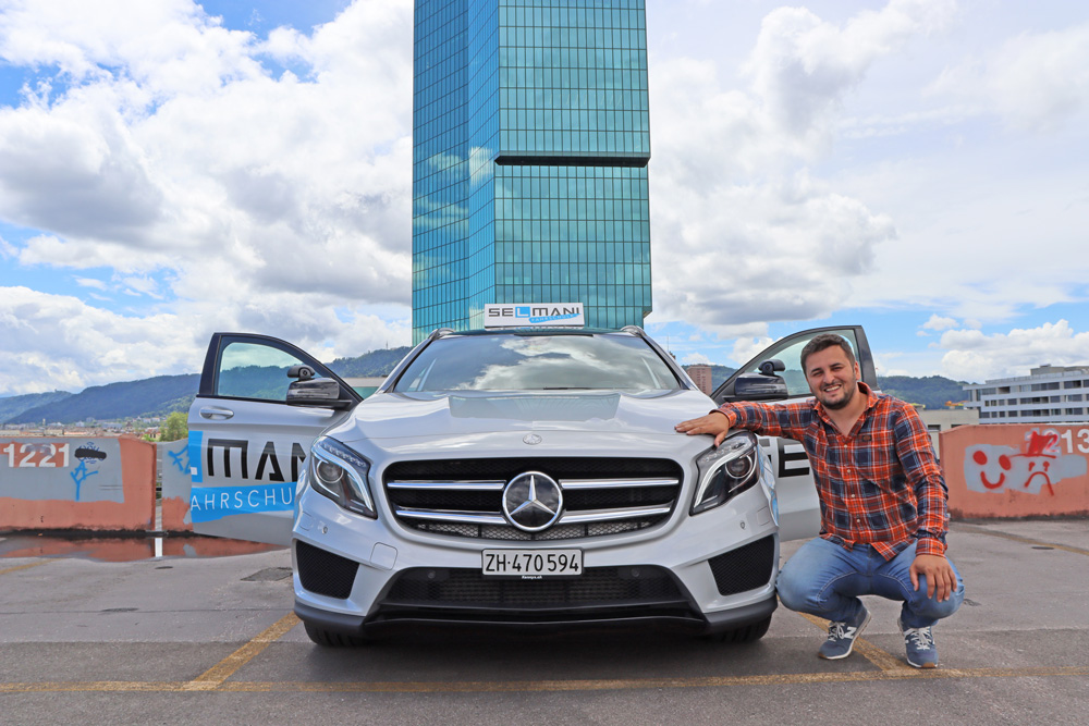 Fahrlehrer vor Fahrschulauto